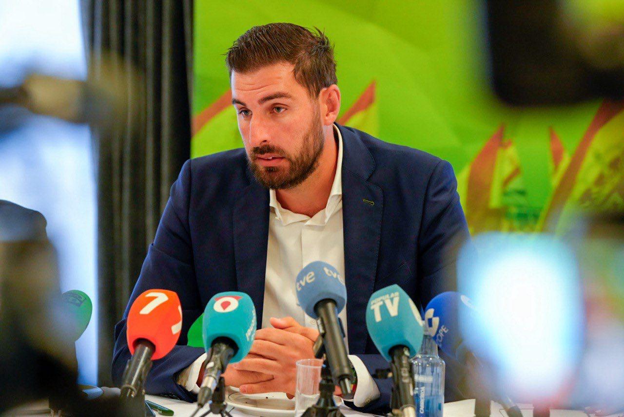 Antelo acusa al PP y al PSOE de ejercer un efecto llamada que es 