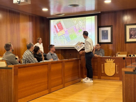 Xàbia estudia la creación de un colegio provisional y nuevas pistas deportivas sin renunciar al proyecto de la “ciudad deportiva” 