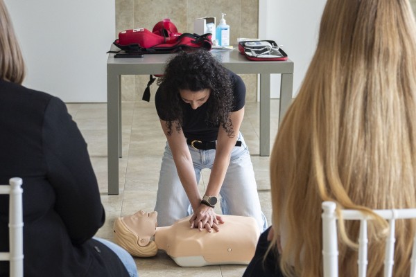 El CEU Castellón imparte talleres de reanimación cardiopulmonar al personal del Villarreal CF