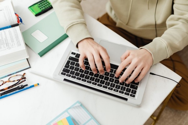 La IA destruirá entre 1,7 y 2,3 millones de empleos en España en la próxima década, según Funcas