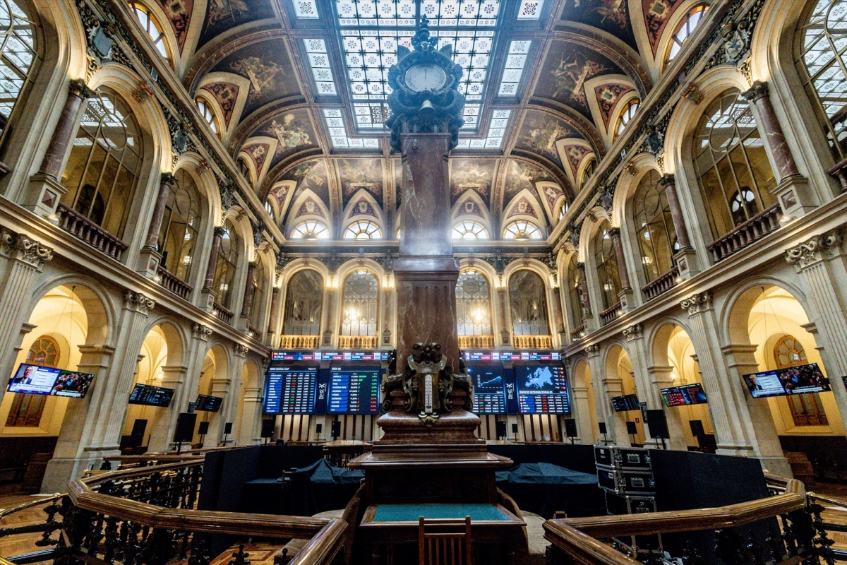 El Ibex 35 se aferra a los 17.600 puntos, con el crudo en 116 dólares y a la espera del BCE