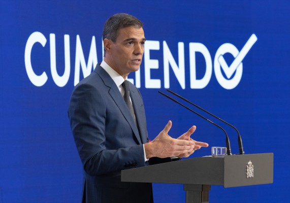 Pedro Sánchez alaba el pacto con ERC e ignora las críticas de los territorios