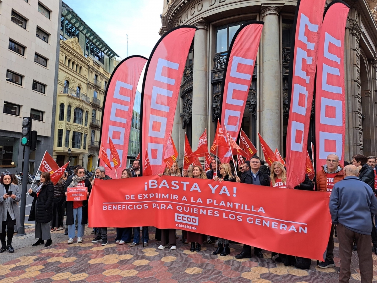 Delegados de CaixaBank se concentran ante la sede por el modelo de 