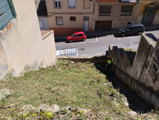 Alcoy limpia y desbroza 109 solares municipales para mejorar el entorno urbano y prevenir incendios