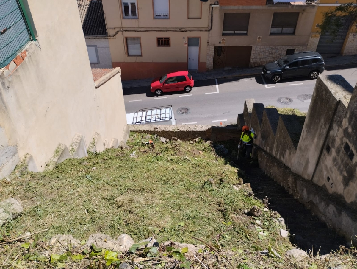 Alcoy limpia y desbroza 109 solares municipales para mejorar el entorno urbano y prevenir incendios