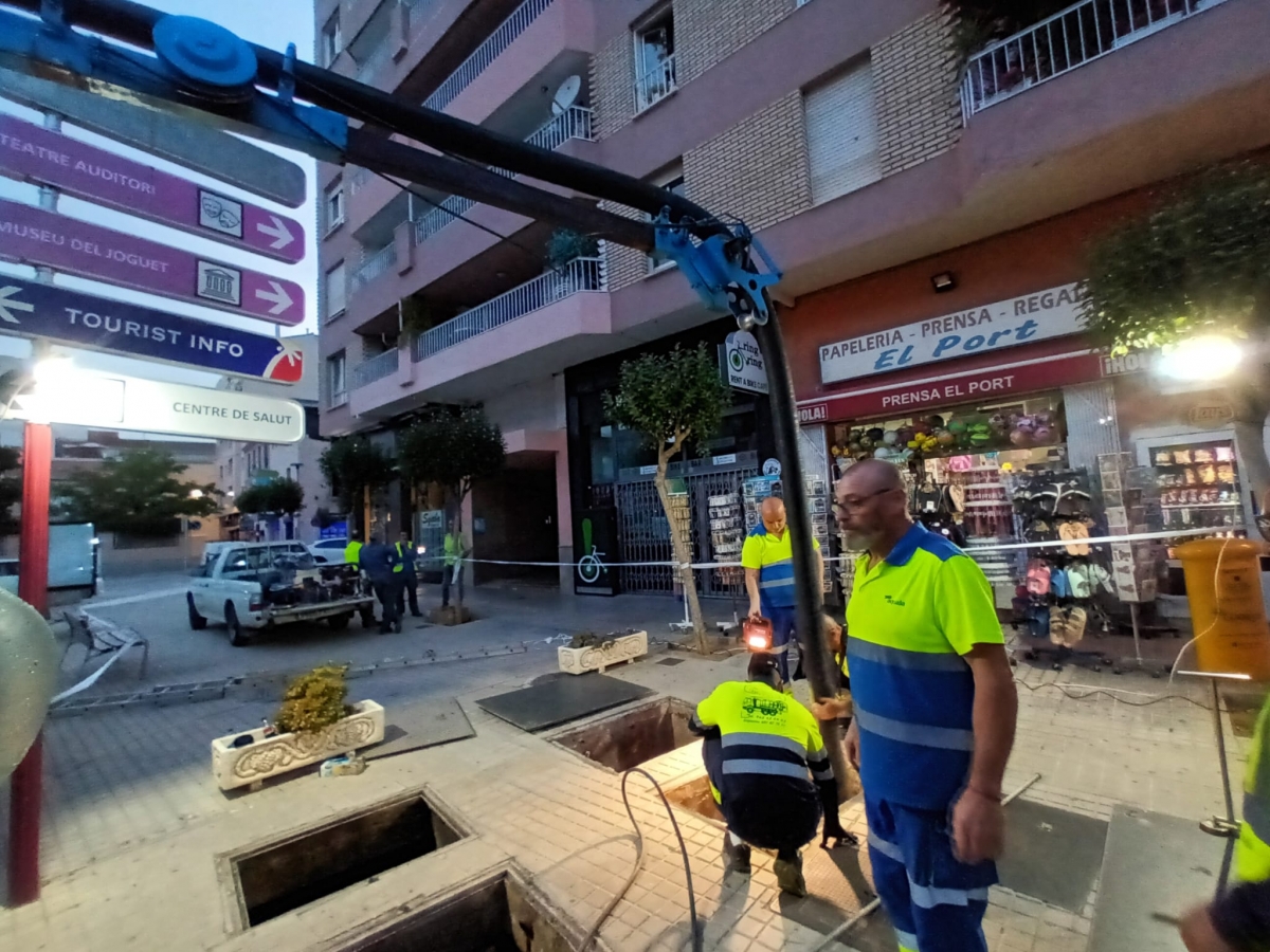 Aqualia renueva de madrugada la conducción del bombeo de aguas residuales más importante de Dénia.