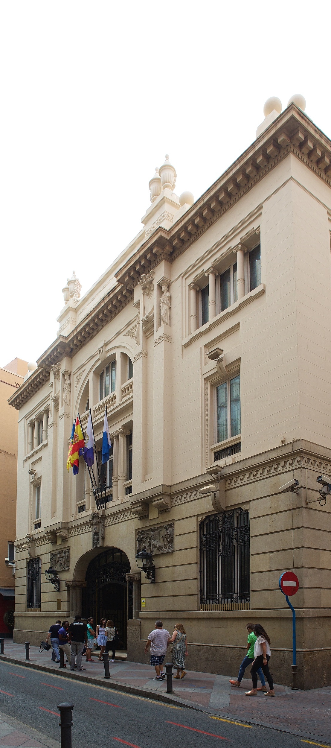 El Banco Sabadell recupera la sede de San Fernando de Alicante: la UA se repliega en Ramón y Cajal 