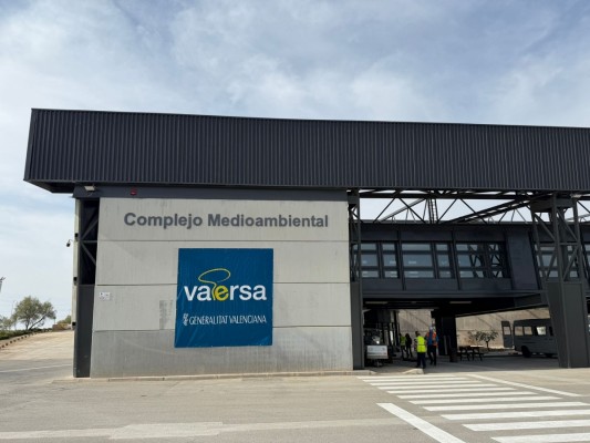 El Consell obliga a la planta de Villena a asumir 20 toneladas diarias extra por el incendio de Onda