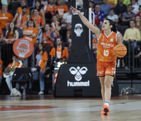 El Valencia pone pie y medio en semifinales con un sólido triunfo en la pista del Ensino 