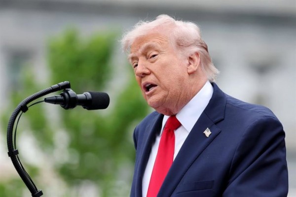 Trump acusa a la UE de violar el pacto comercial y elevará al 25 % el arancel a los coches