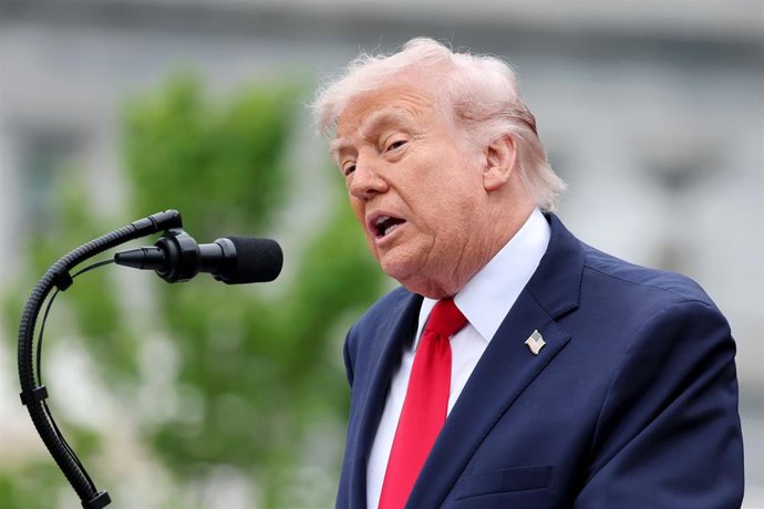 Trump acusa a la UE de violar el pacto comercial y elevará al 25 % el arancel a los coches