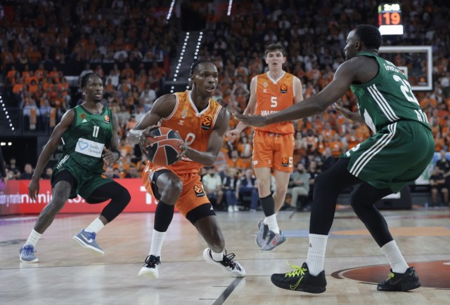 Hayes-Davis deja contra las cuerdas a Valencia Basket 