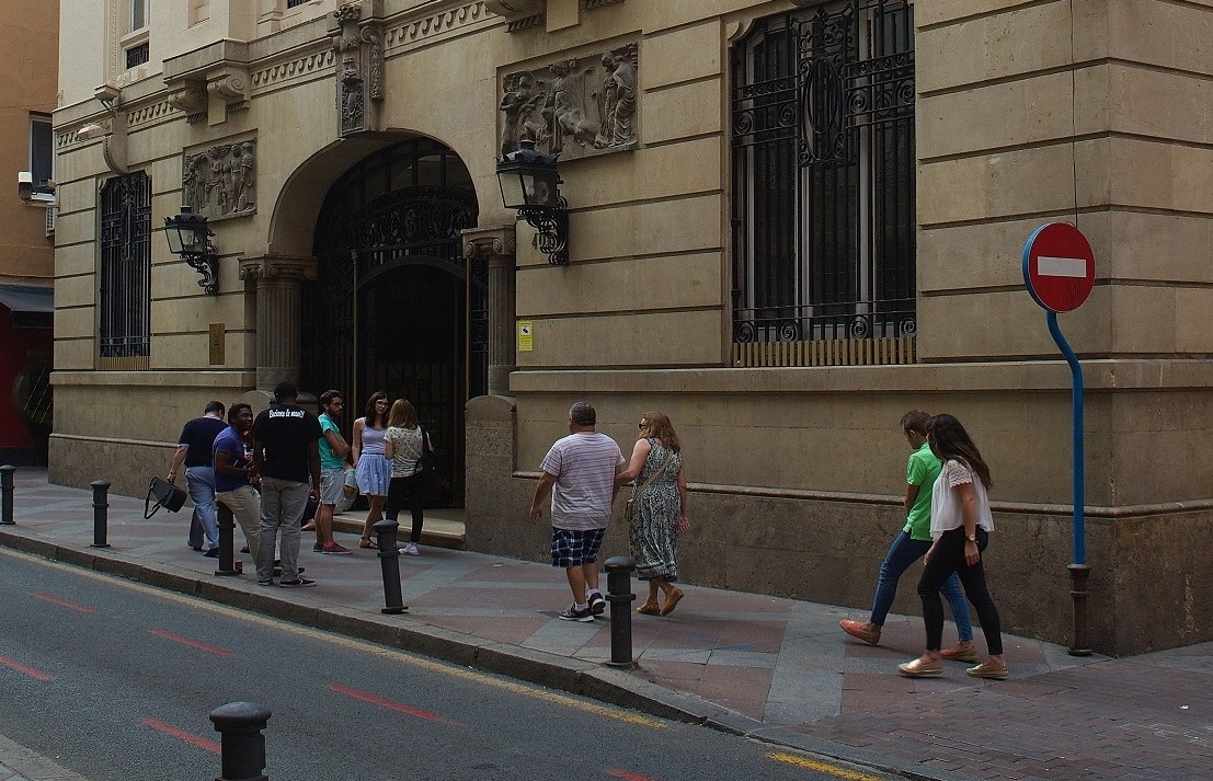 El Banco Sabadell recupera la sede de San Fernando de Alicante: la UA se repliega en Ramón y Cajal 