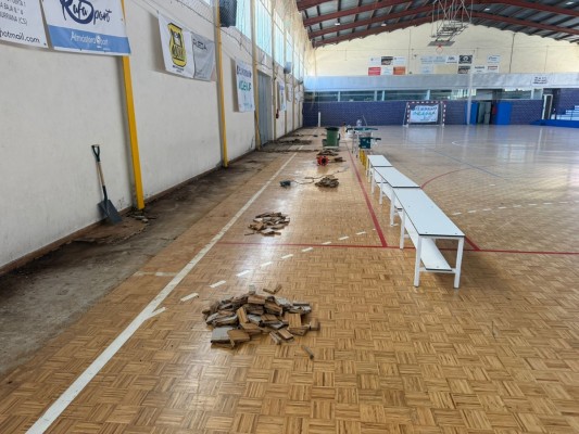Burriana acomete la instalación de nuevo parqué en el pabellón de fútbol sala de La Bosca