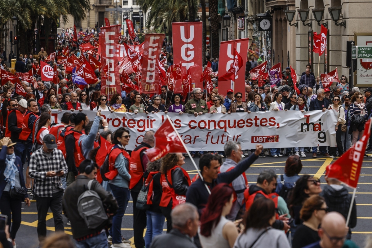 Sindicatos se manifiestan con el lema 'Derechos, no trincheras': 