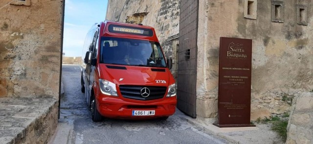 Alicante cierra el paso al vehículo privado en el acceso al Castillo por las obras de conexión peatonal