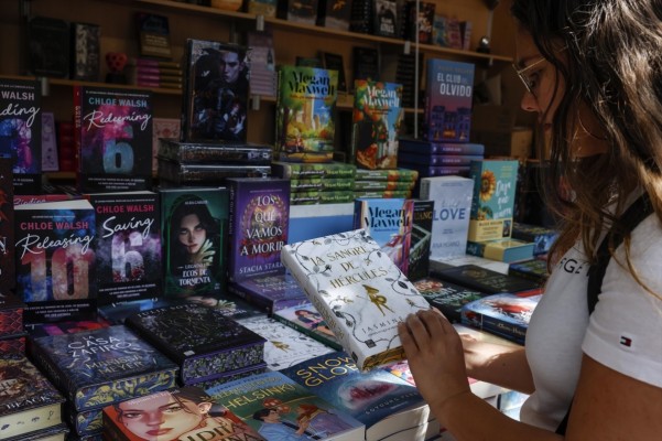 La Fira del Llibre supera la lluvia, que deja solo algún retraso en presentaciones y firmas