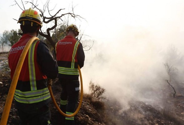 El incendio en Benasau evoluciona favorablemente: solicitada la intervención de la UME