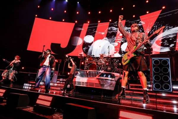 La banda australiana 5 Seconds of Summer debuta en el Roig Arena tras tres años sin actuar en España
