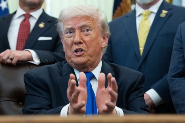 Trump apunta que EEUU podría tomar el control de Cuba 