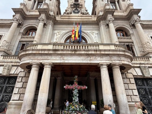 El Ayuntamiento de València instala la tradicional Cruz de Mayo para rendir homenaje a las madres en su día