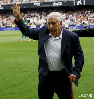 Mestalla se rinde, de nuevo, a Claramunt en el arranque de un año de homenajes al de Puçol