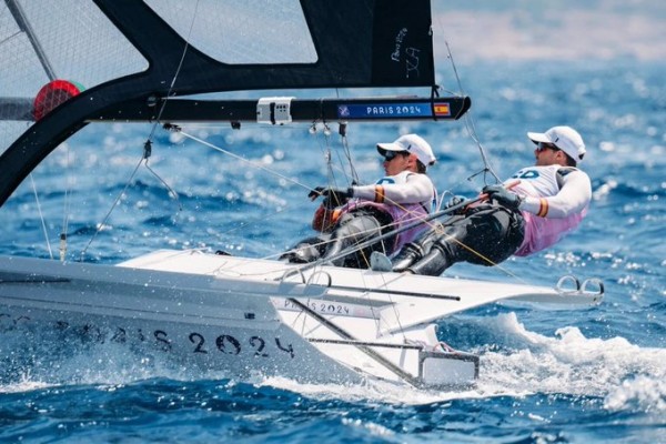 Los españoles Diego Botín y Florian Trittel se ponen líderes de 49er en Paris 2024