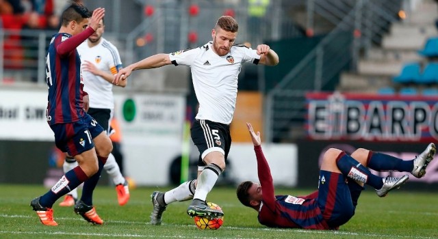 El Dortmund 'pasa' de Mustafi y se lanza a por Dragovic
