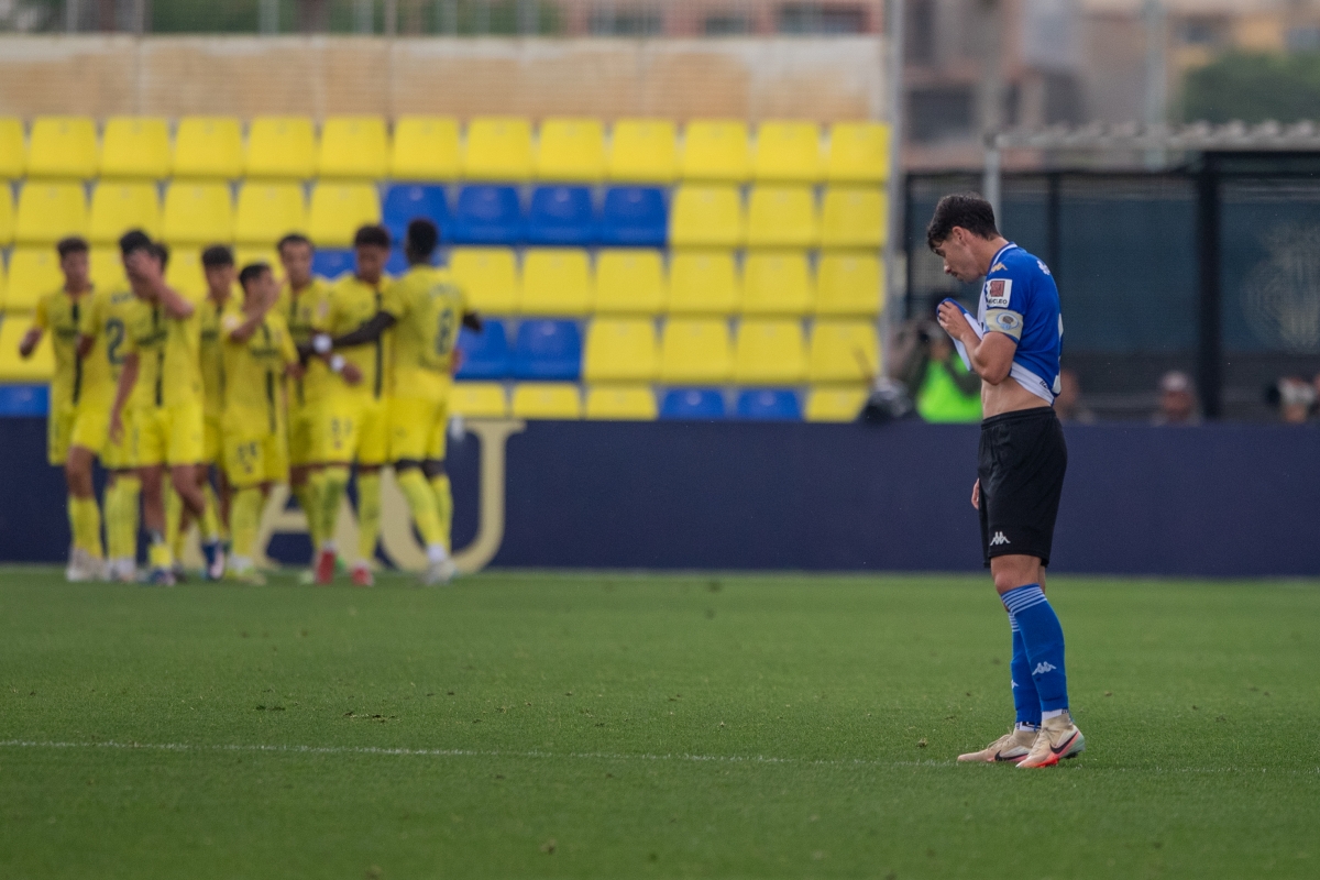 Nico Espinosa con los jugadores amarillos celebrando el tanto de Hugo López