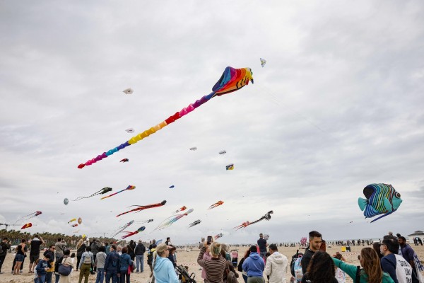 El Festival de Cometas llena de color la playa del Cabanyal de València