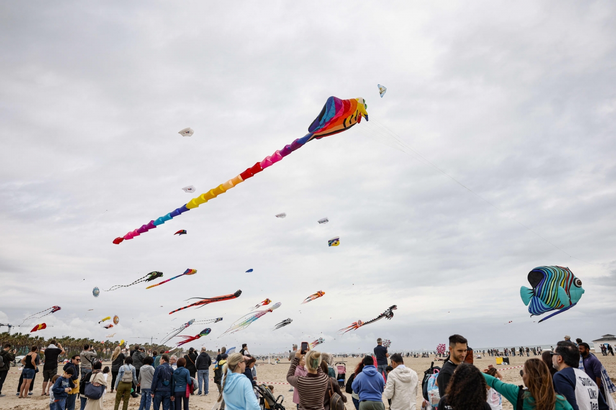 El Festival de Cometas llena de color la playa del Cabanyal de València