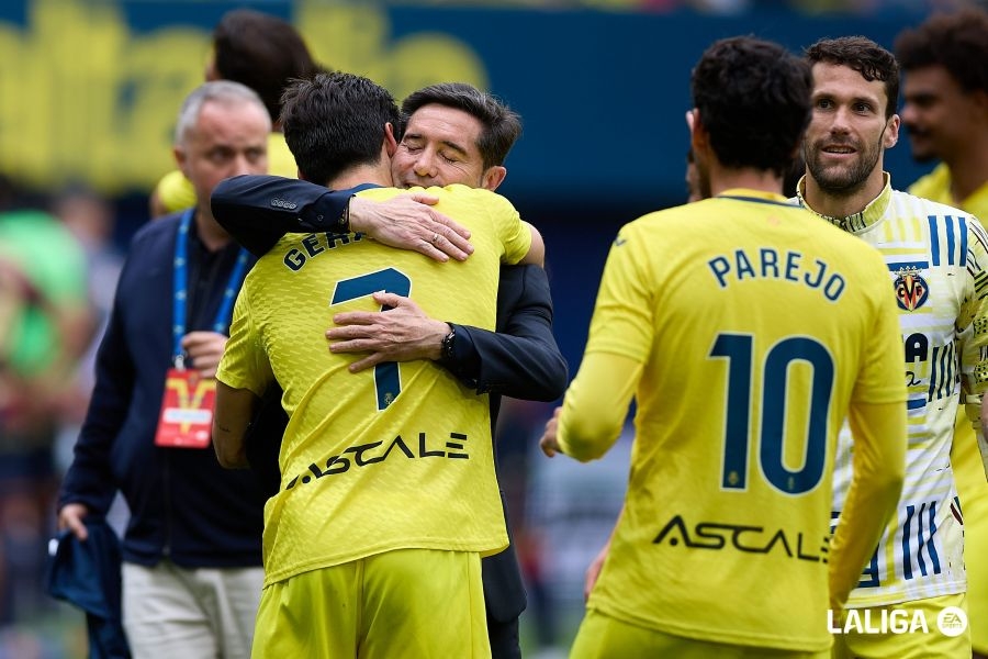 Marcelino y Gerard Moreno se abrazan tras certificar la Champions.