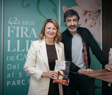 Castelló clausura la Fira del Llibre con la firma de libros de Juan del Val, Premio Planeta 2025