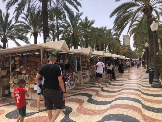 Alicante sondea a Costas sobre el traslado de los puestos artesanales de La Explanada al Cocó 