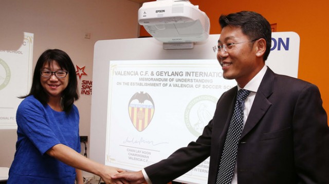 El Valencia CF creará una escuela de fútbol en Singapur