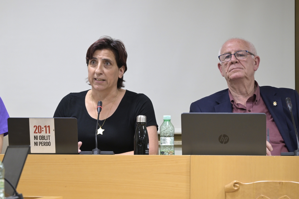 Marian Val, vicealcaldesa de Paiporta y Vicent Ciscar, alcalde de Paiporta, en el pleno ordinario del mes de abril.