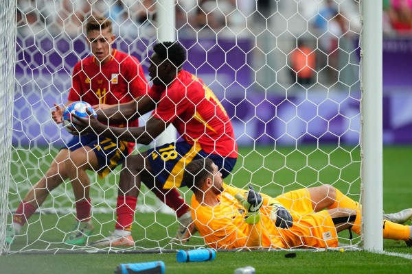 A España le fallan las rotaciones y pasa a cuartos como segunda en fútbol masculino