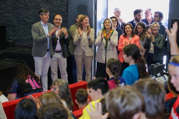 Pérez Llorca subraya en la Vila Joiosa la apuesta por la integración de las artes como herramienta educativa 