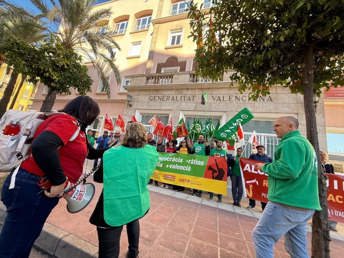 Los convocantes de la huelga del profesorado se concentran este miércoles ante el Palau