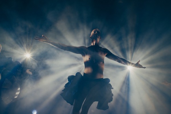 Alberto Velasco llena de verso, danza y poesía visual La Mutant a través de un 