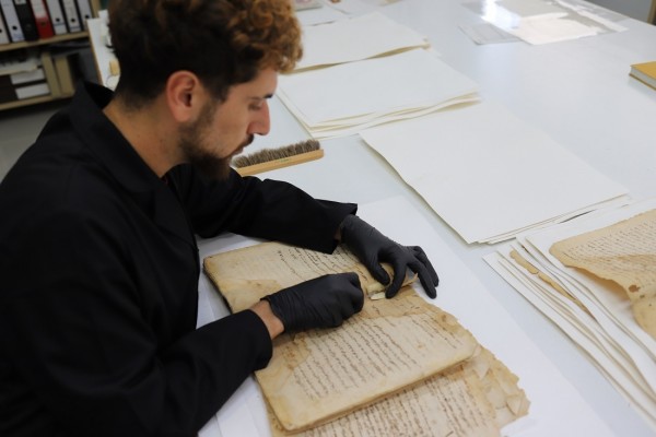 Restauran obras del siglo XVI del Archivo Histórico Municipal de Gandia en alto grado de descomposición 
