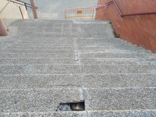 Grietas, hundimientos y riesgo: la estación de autobuses de Cartagena evidencia un deterioro estructural pendiente de reforma
