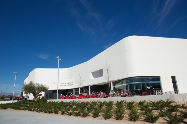 La UA rescinde el servicio de la cafetería de la Facultad de Educación por impago del canon