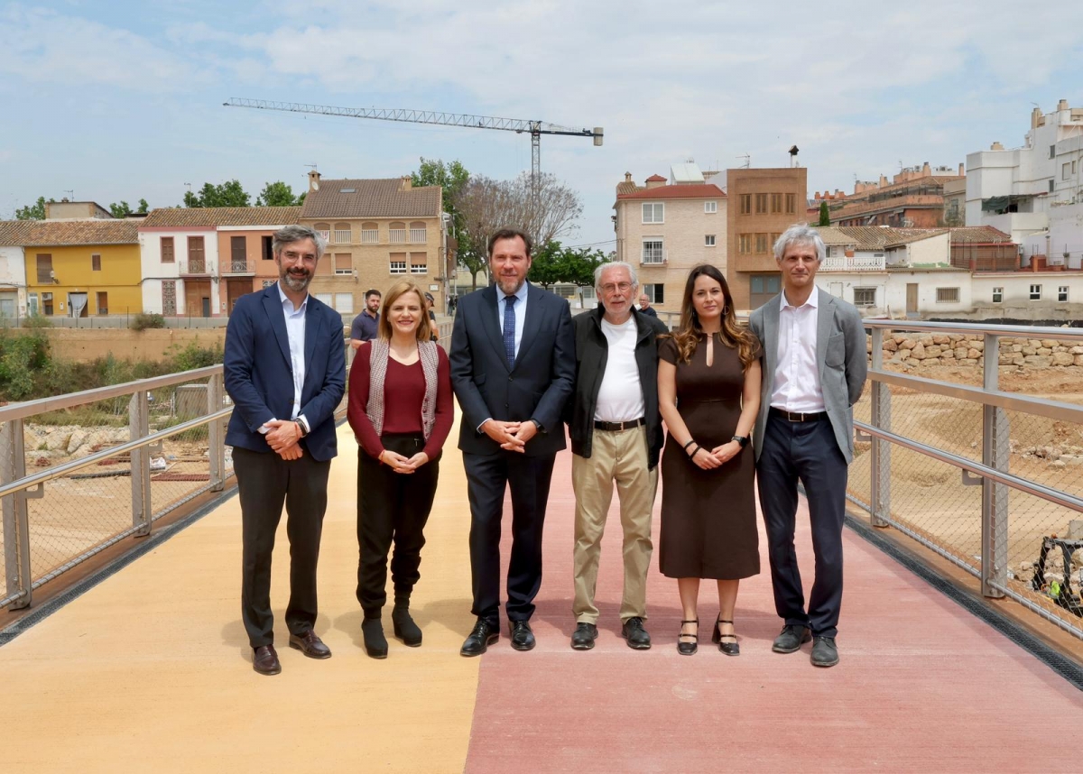 Óscar Puente recorre la pasarela de Picanya recuperada tras la Dana con 2,1 millones