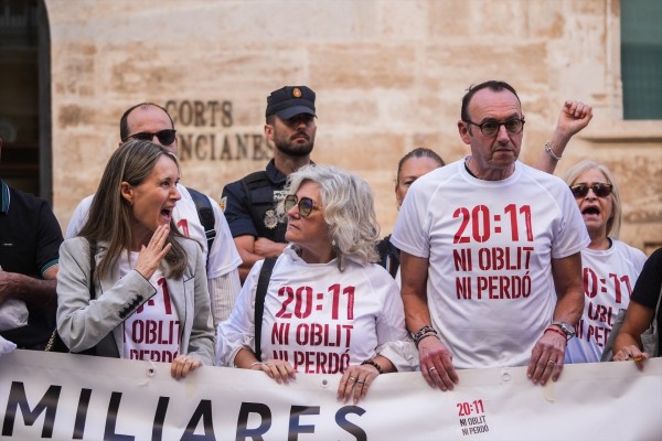 Asociaciones de víctimas de la Dana denuncian el cierre de la comisión en Corts: 