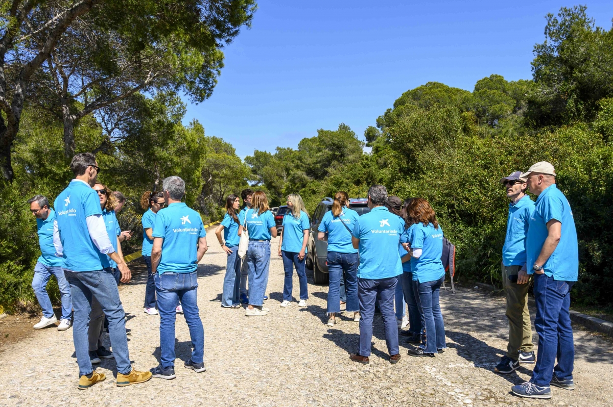 CaixaBank reúne a un centenar de voluntarios en el Parque Nacional de la Albufera de Valencia con motivo del ‘Mes Social’  