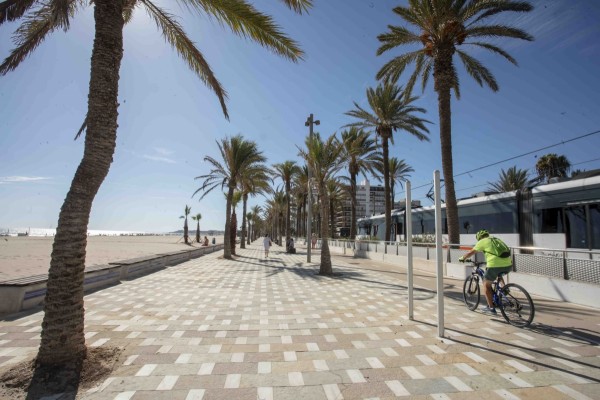 Alicante consolida 4 banderas azules entre críticas por la perdida en La Albufereta