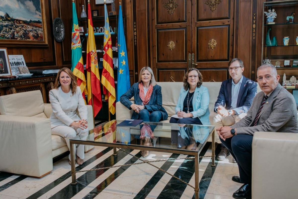 La alcaldesa de Castelló, Begoña Carrasco; la consellera de Educación, Carmen Ortí; la directora territorial de Educación en Castellón, María Esteve; el director general de Infraestructuras Educativas, José María Larena; y el concejal de Educación en funciones de Castelló, Vicent Sales.