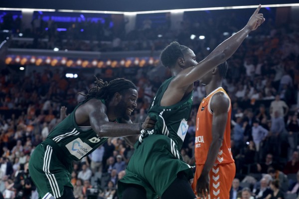 El Panathinaikos instala vallas protectoras tras el banquillo visitante
