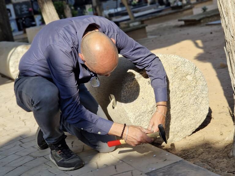 Un técnico inspecciona un fragmento del Monumento a Sorolla, en una foto de archivo.